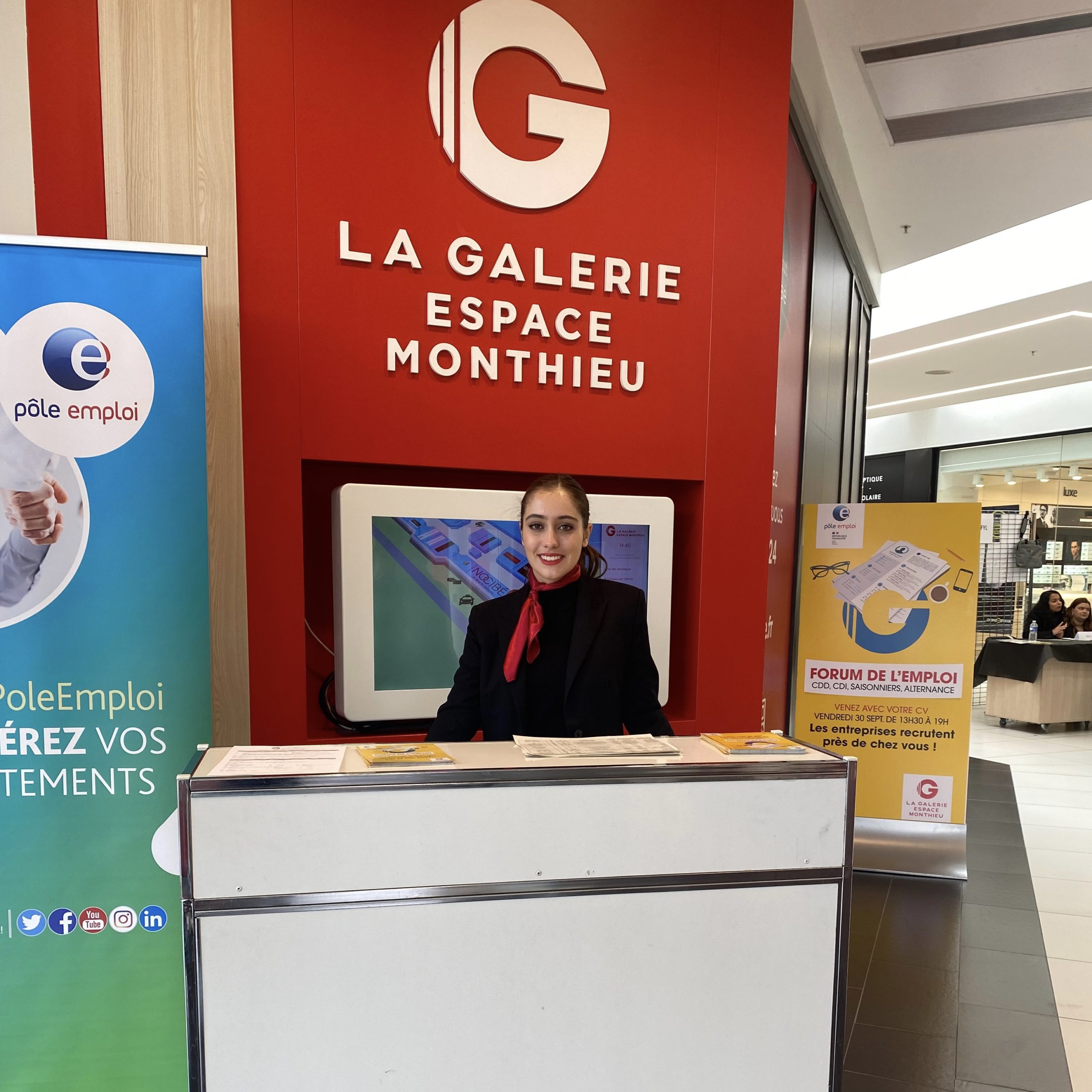 Notre hôtesse en charge de l'accueil au sien de la galerie monthieu