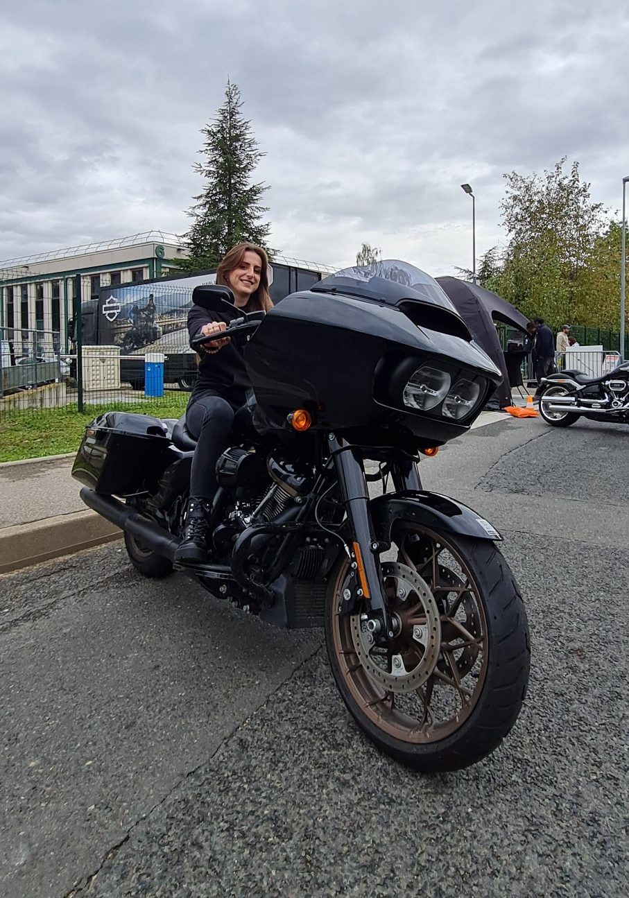 Coralie sur une harley