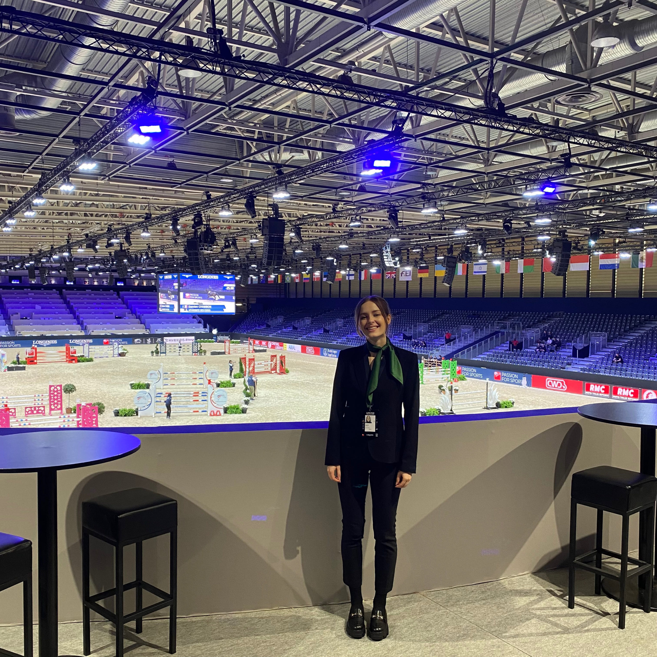 notre hôtesse en charge de l'accueil sur le stand de de groupama au sein du salon Equita Lyon