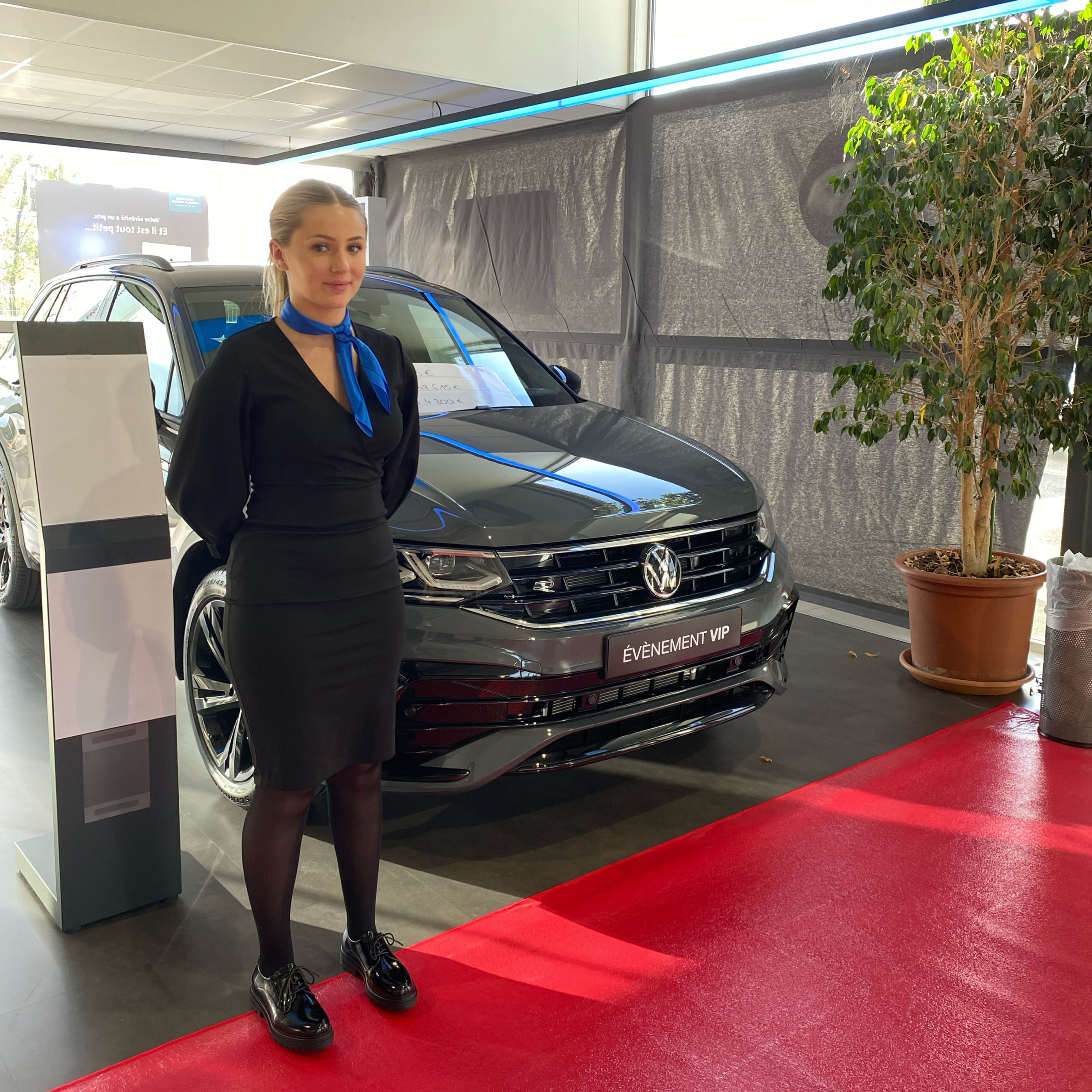 Notre hôtesse en charge de l'accueil au sein de Volkswagen
