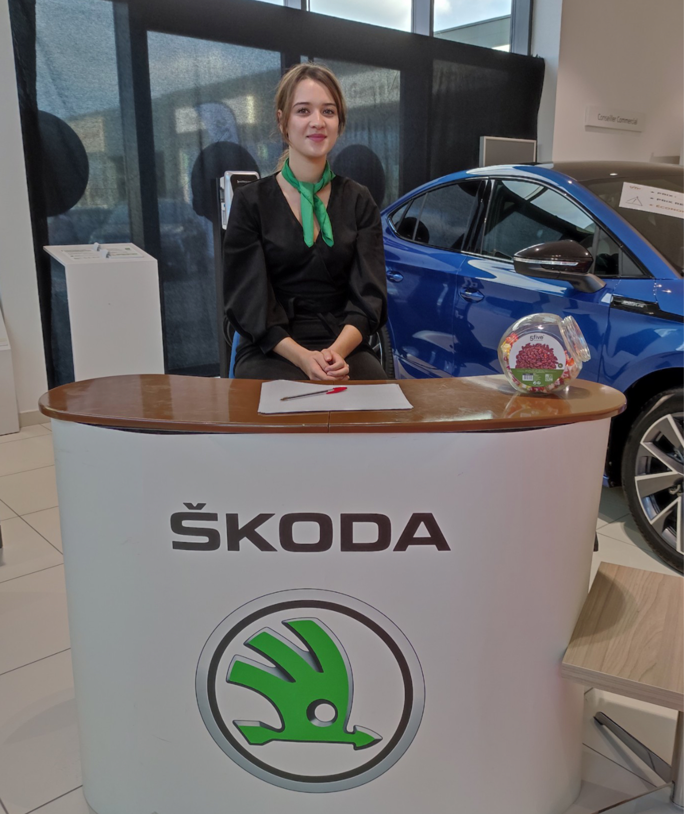 Notre hôtesse en charge de vous accueililir pour les ventes privées Volkswagen et Skoda