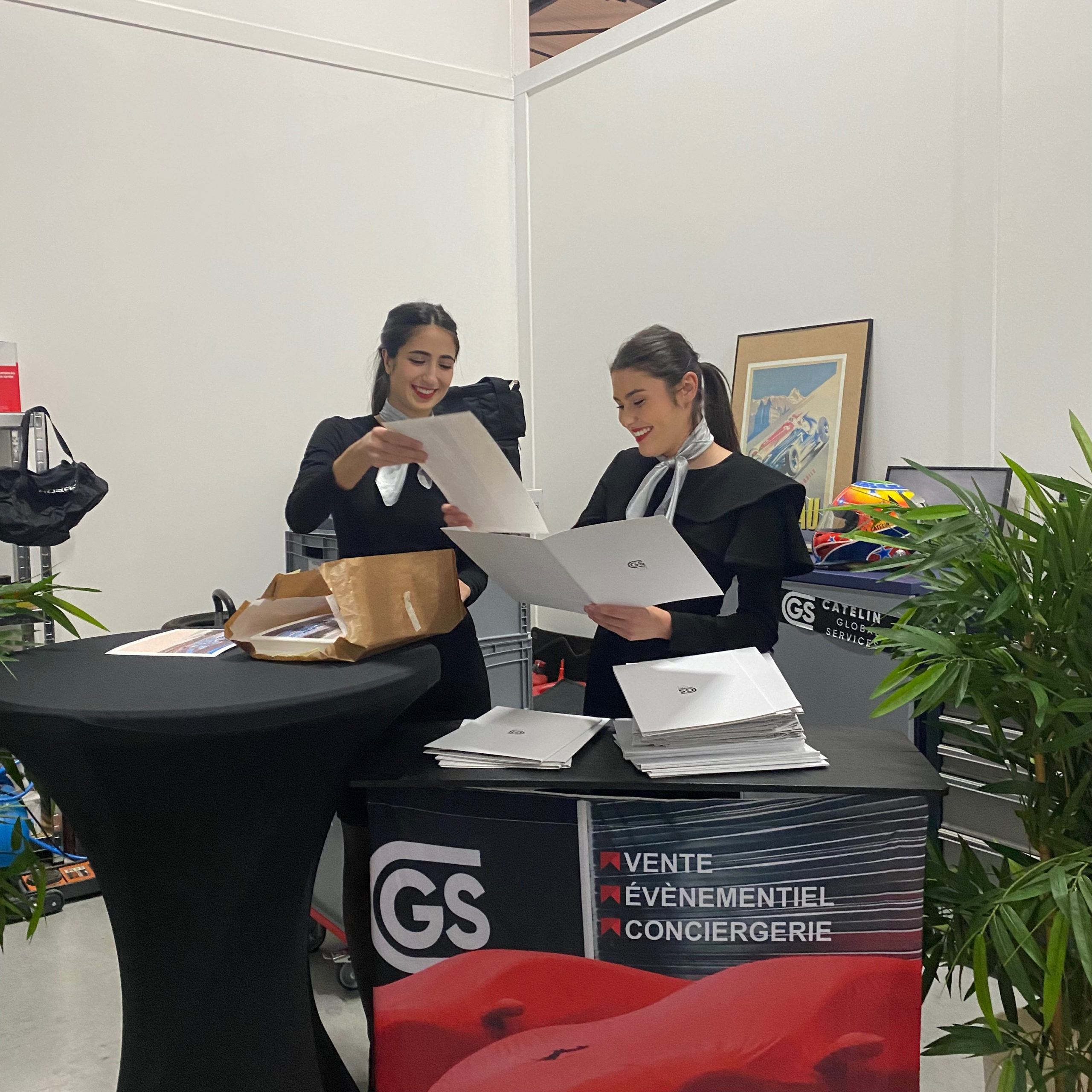 Capucine et Alexane en charge de la remise de goodies