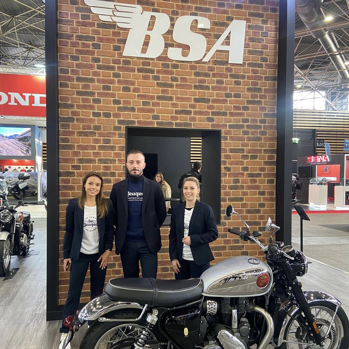 Thomas, Clarisse et Ines sur le stand BSA