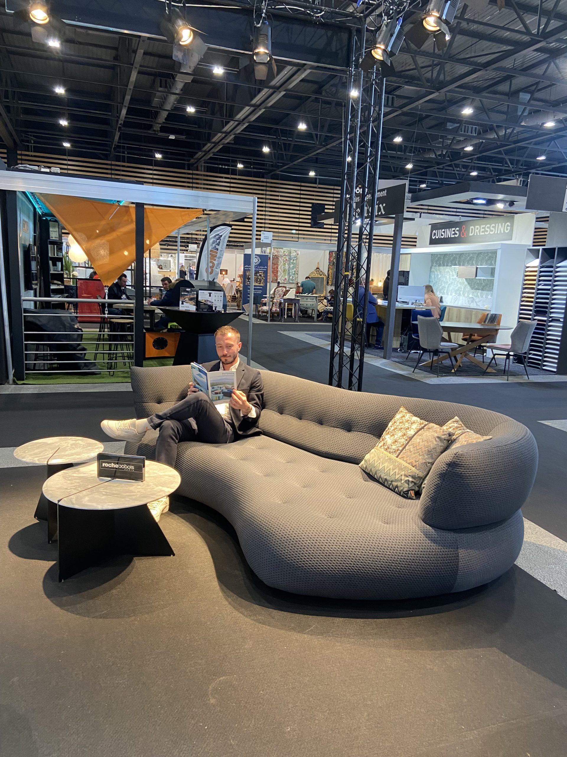 Thomas en charge du stand Rochebobois sur le salon de l'habitat