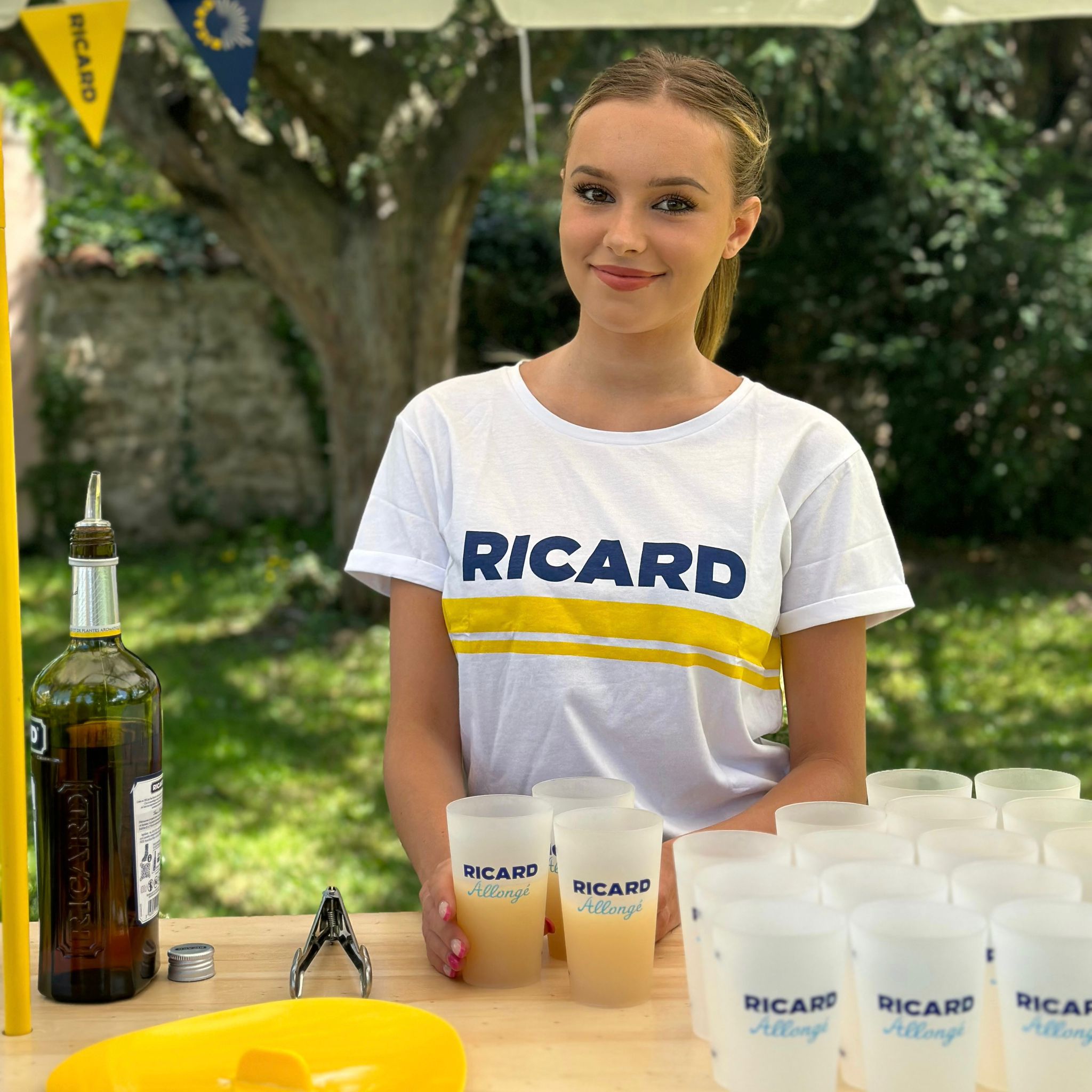 1 hôtesse au stand Ricard à la Charpinière