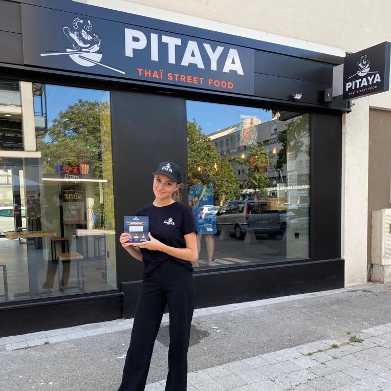 Une hôtesse à l'ouverture du restaurant PITAYA à Vienne et Albi e distribution de flyer