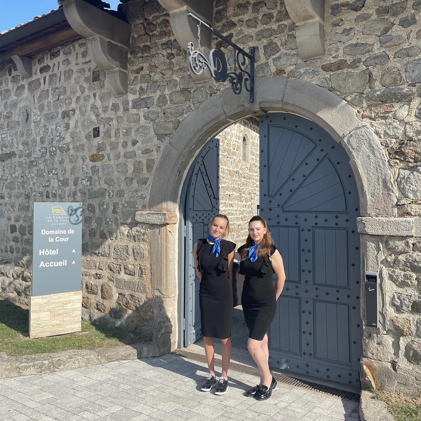 Deux hôtesses au domaine de la diligence