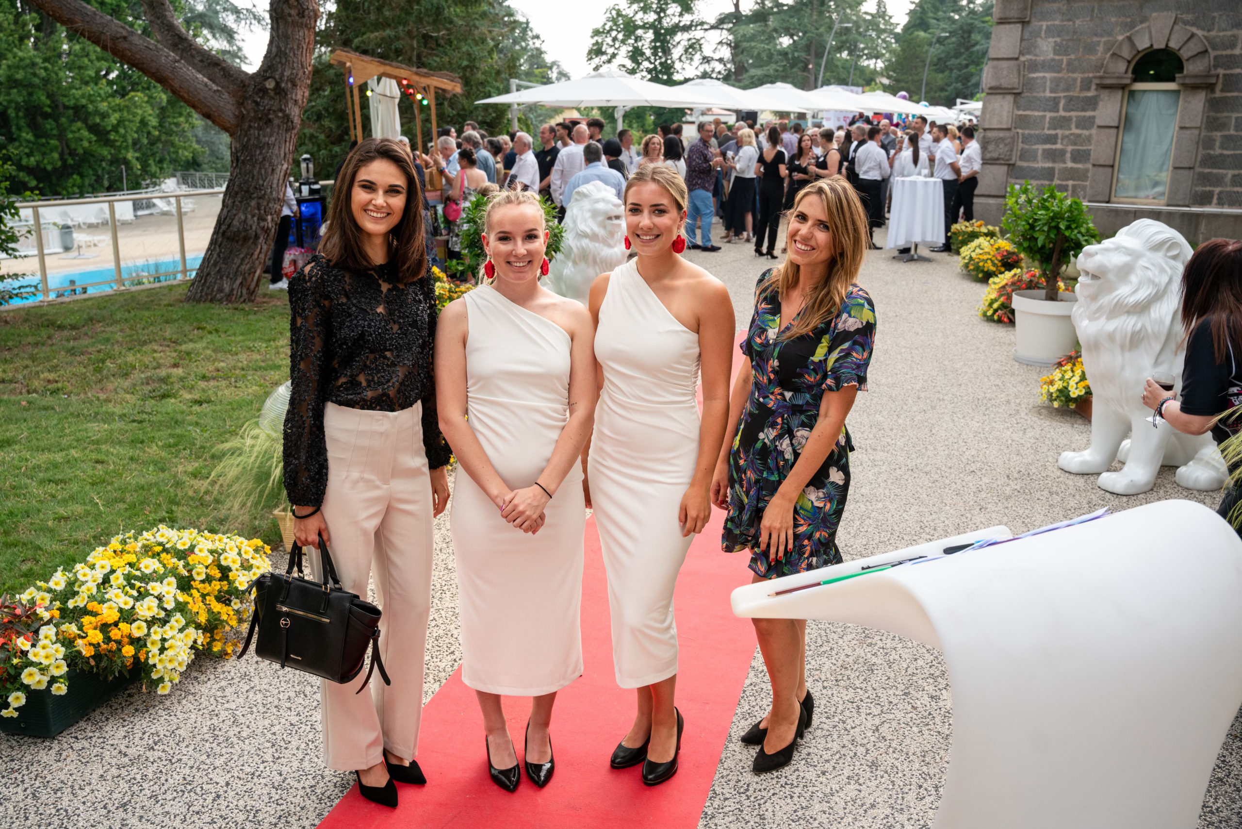 Cindy PATTI et Amandine COSTA accompagnées de deux hôtesses au Casino