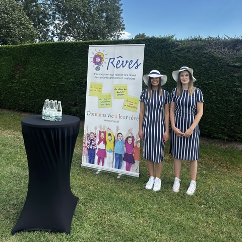 Deux hôtesses au golf club en forez avec l'association rêves