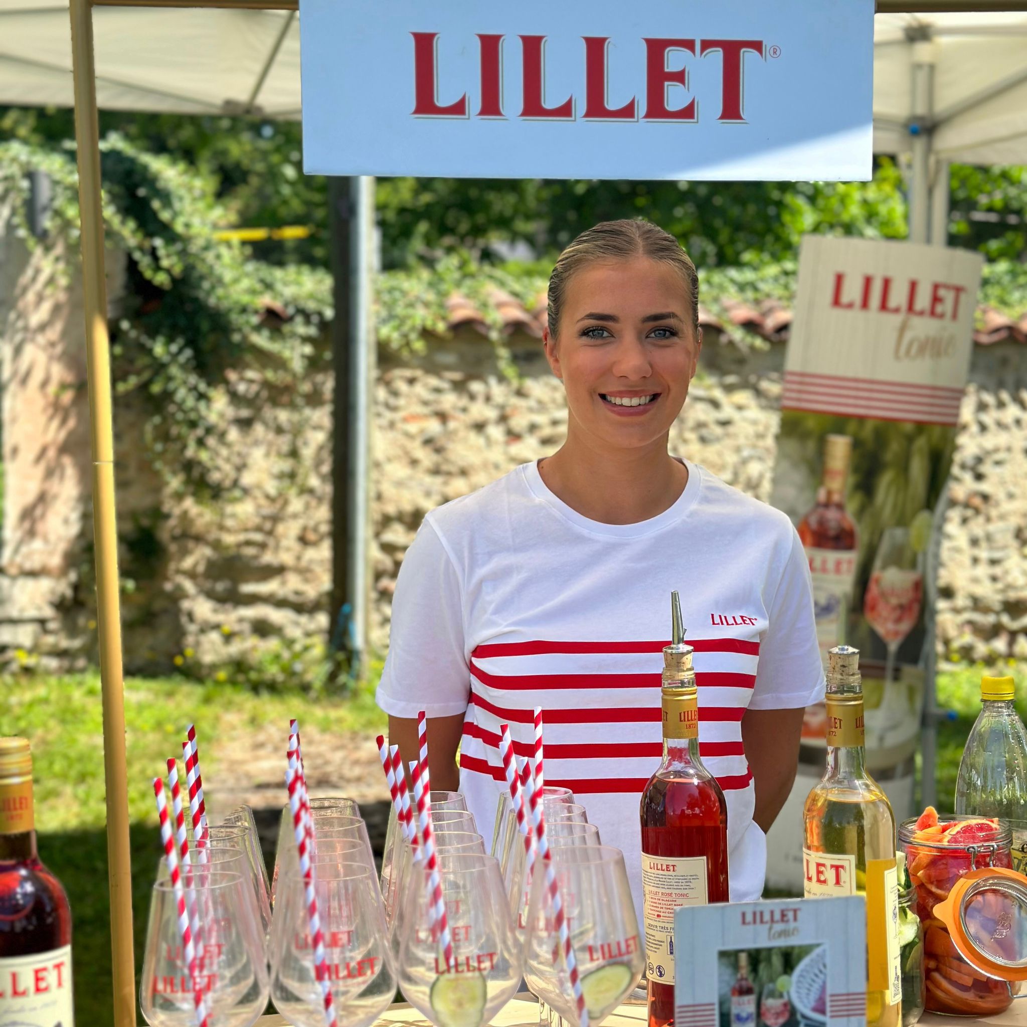 Une hôtesse au stand Lillet à la Charpinière