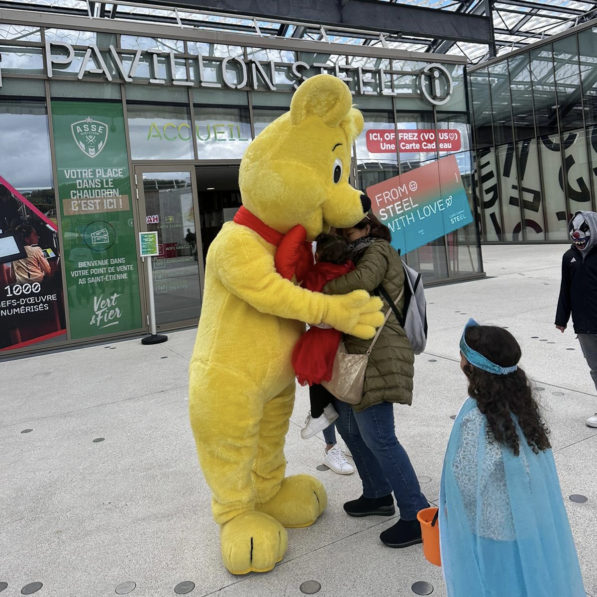 Crown Agency était présente a Steel avec la mascotte d'Haribo pour Halloween.