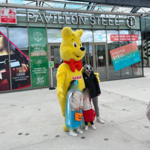 Crown Agency était présente à Steel avec la mascotte d'Haribo pour Halloween.