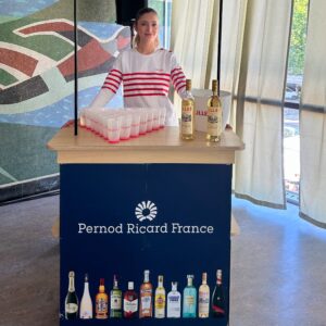 Hôtesse servant un apéritif Lillet lors de l’animation dégustation au NRJ Music Tour à Lyon