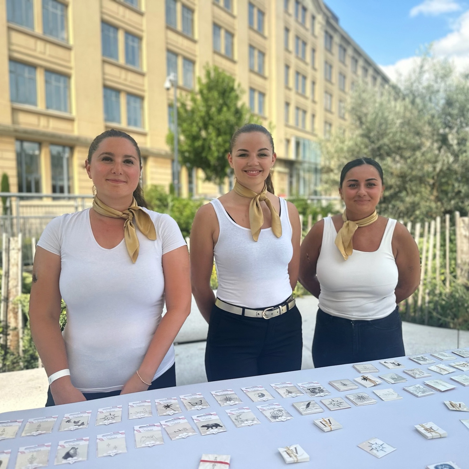 Crown Agency gère un stand de tatouages éphémères dédié aux étudiants d’ECEMA.