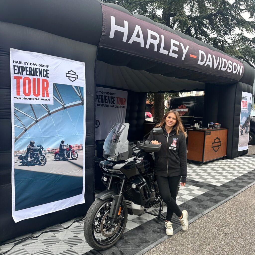 Sur l’Experience Tour de Harley-Davidson, notre hôtesse assure l’accueil et la coordination pour offrir aux visiteurs une expérience fluide et professionnelle.