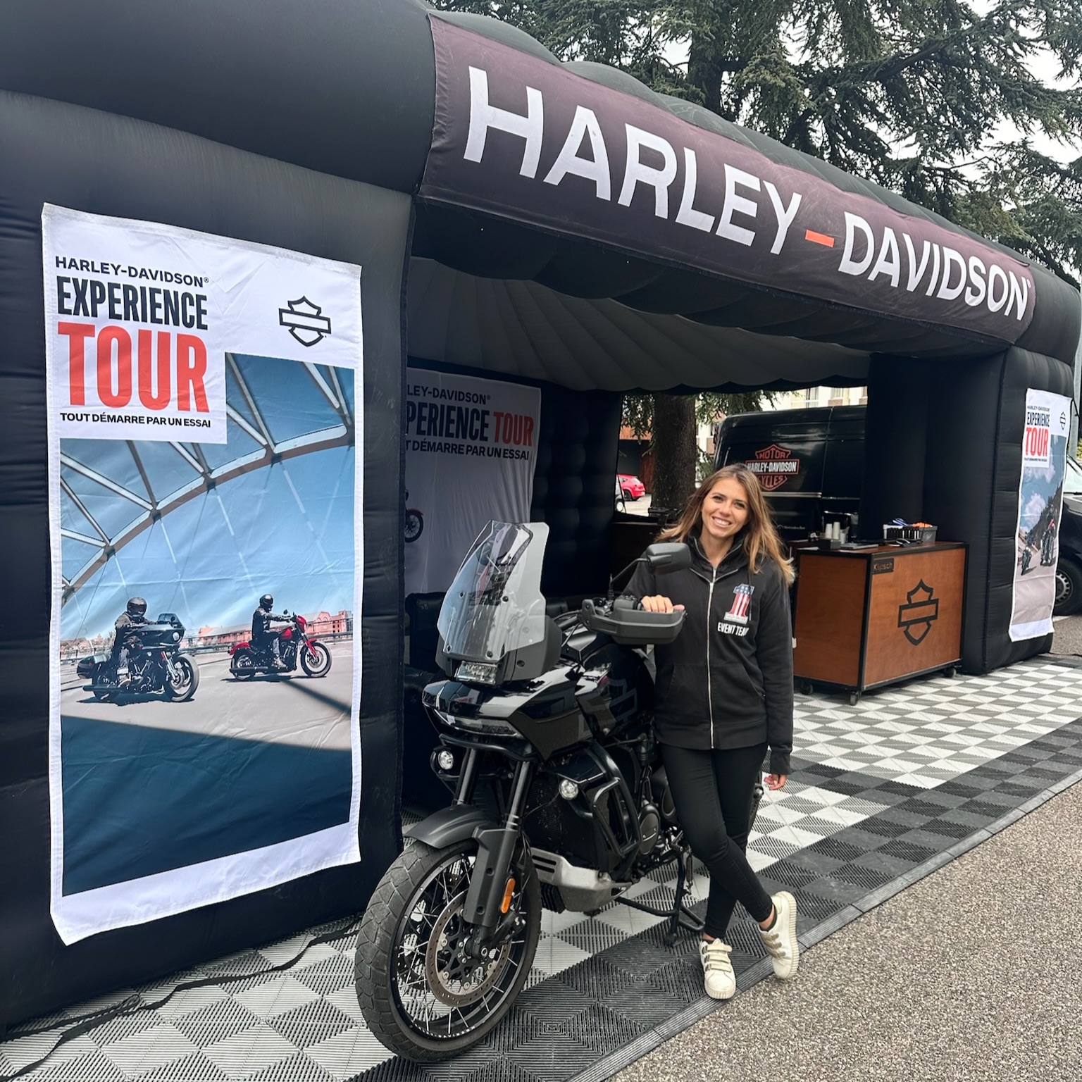 Sur l’Experience Tour de Harley-Davidson, notre hôtesse assure l’accueil et la coordination pour offrir aux visiteurs une expérience fluide et professionnelle.