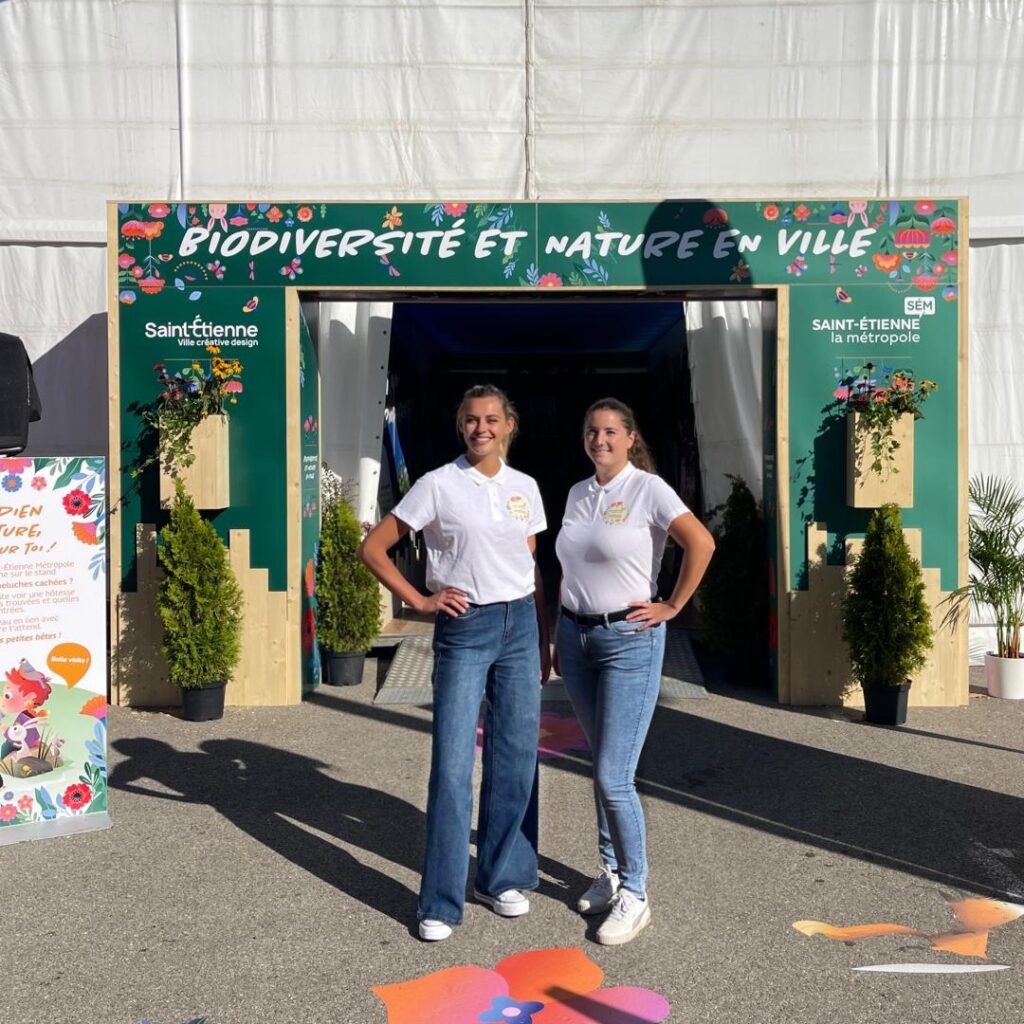 Photo des deux hôtesses présentes sur le stand
