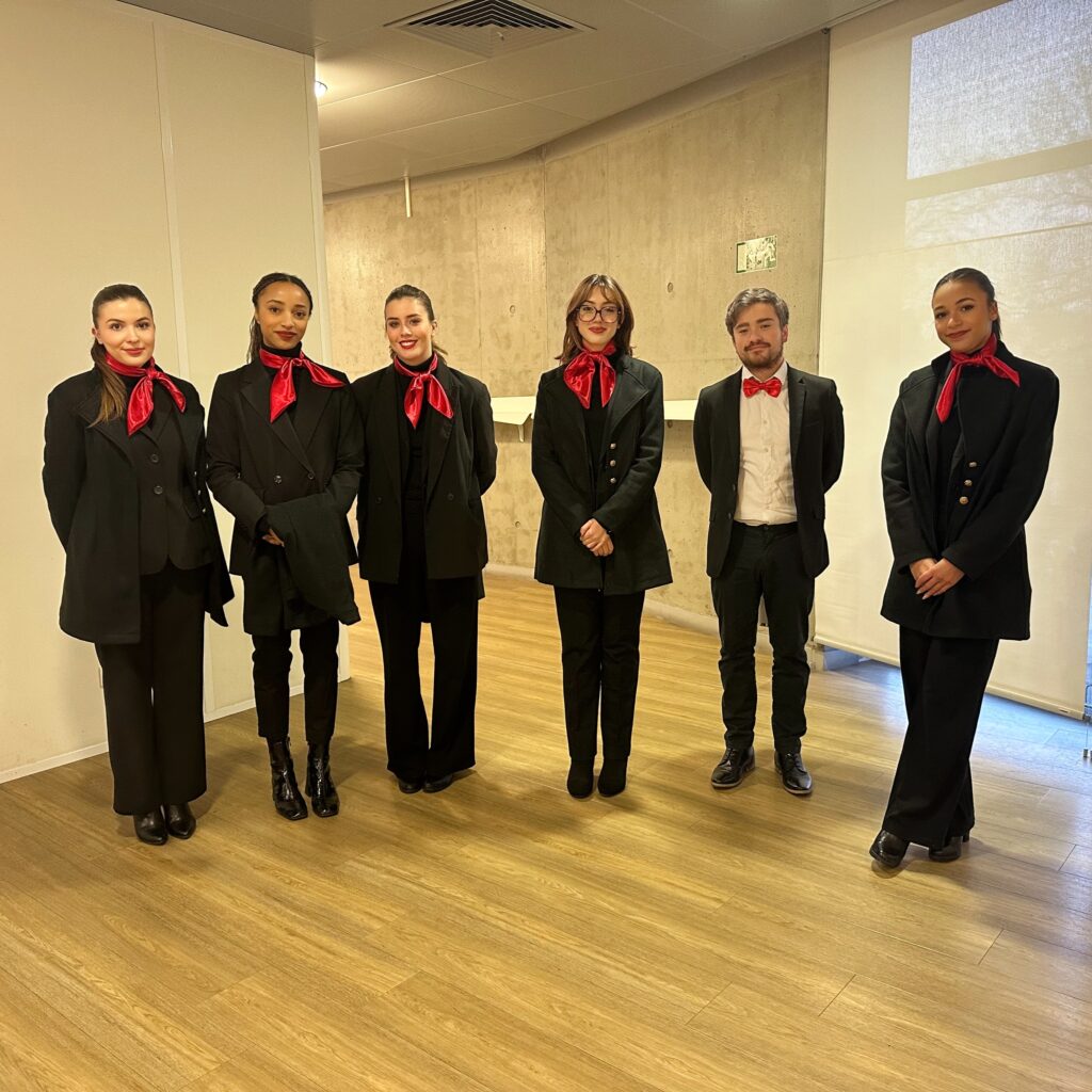 Crown Agency a assuré l’accueil, l’orientation et la gestion du vestiaire pour l’opération Vœux AESIO – ASSE à Saint-Étienne. Nos hôtes et hôtesses, professionnels et souriants, ont contribué à créer une expérience fluide et conviviale pour tous les participants. Pour vos événements, notre agence propose des prestations sur-mesure en accueil événementiel, n’hésitez pas à nous contacter pour en savoir plus.