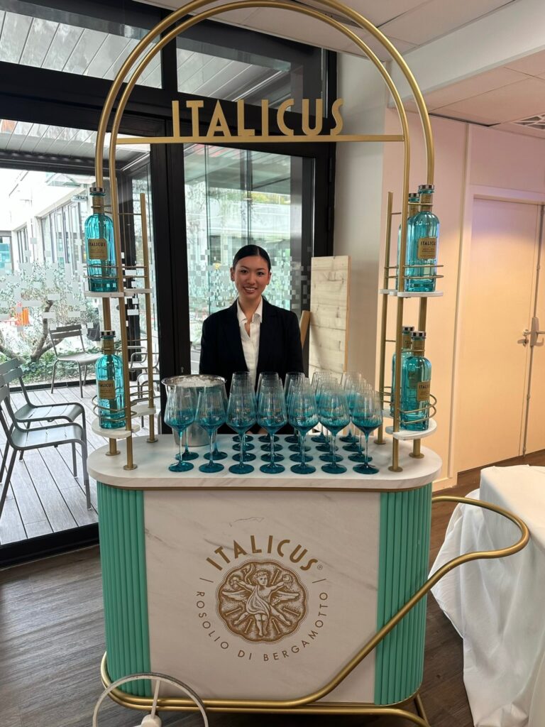 Service hôtesse événementiel à Lyon pour l’Assemblée Générale des Toques Blanches : animation de marque, service Champagne Perrier-Jouët et cocktail Italicus par Crown Agency.