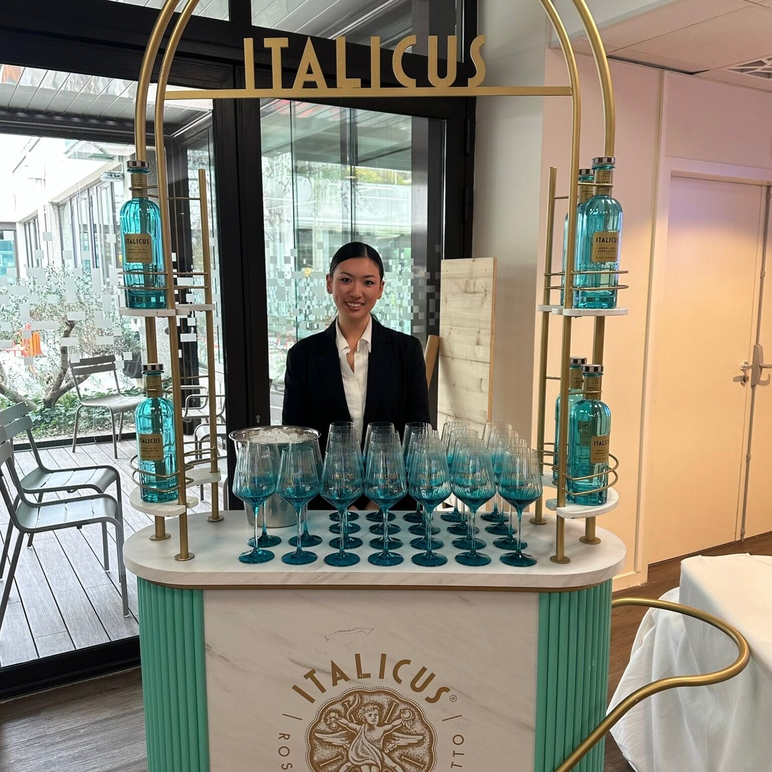 Service hôtesse événementiel à Lyon pour l’Assemblée Générale des Toques Blanches : animation de marque, service Champagne Perrier-Jouët et cocktail Italicus par Crown Agency.