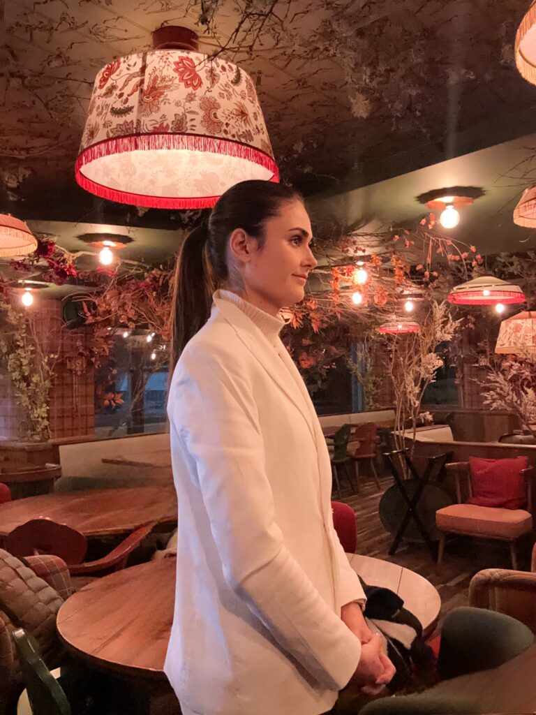 Hôtes et hôtesses Crown Agency assurant l’accueil des invités, l’orientation et la gestion du vestiaire lors d’une soirée d’entreprise organisée par Evalia au restaurant L’Hibou d’Arbois à Megève.