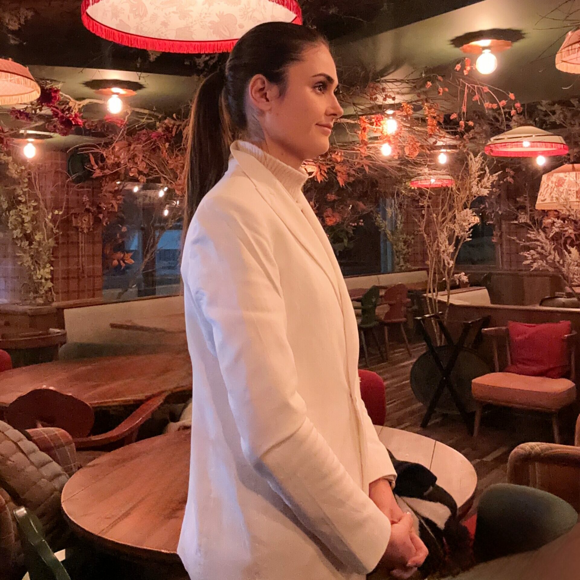 Hôtes et hôtesses Crown Agency assurant l’accueil des invités, l’orientation et la gestion du vestiaire lors d’une soirée d’entreprise organisée par Evalia au restaurant L’Hibou d’Arbois à Megève.