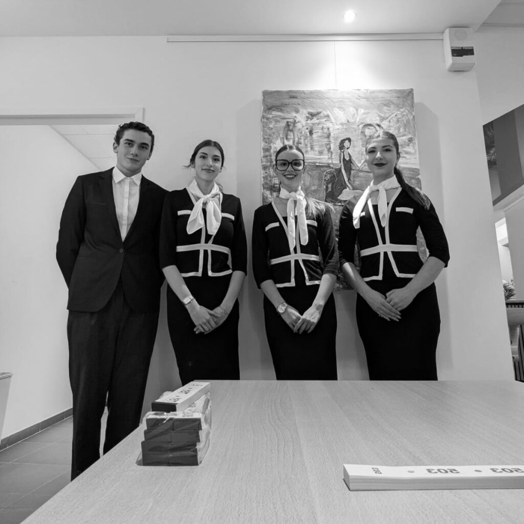 Prestation d’accueil événementiel à Clermont-Ferrand pour des vœux d’entreprise : gestion du vestiaire, orientation des invités, gestion des flux et service professionnel. Crown Agency renforce sa présence en Auvergne et intervient dans toute la France pour des services d’accueil, d’animation commerciale et d’événementiel terrain.