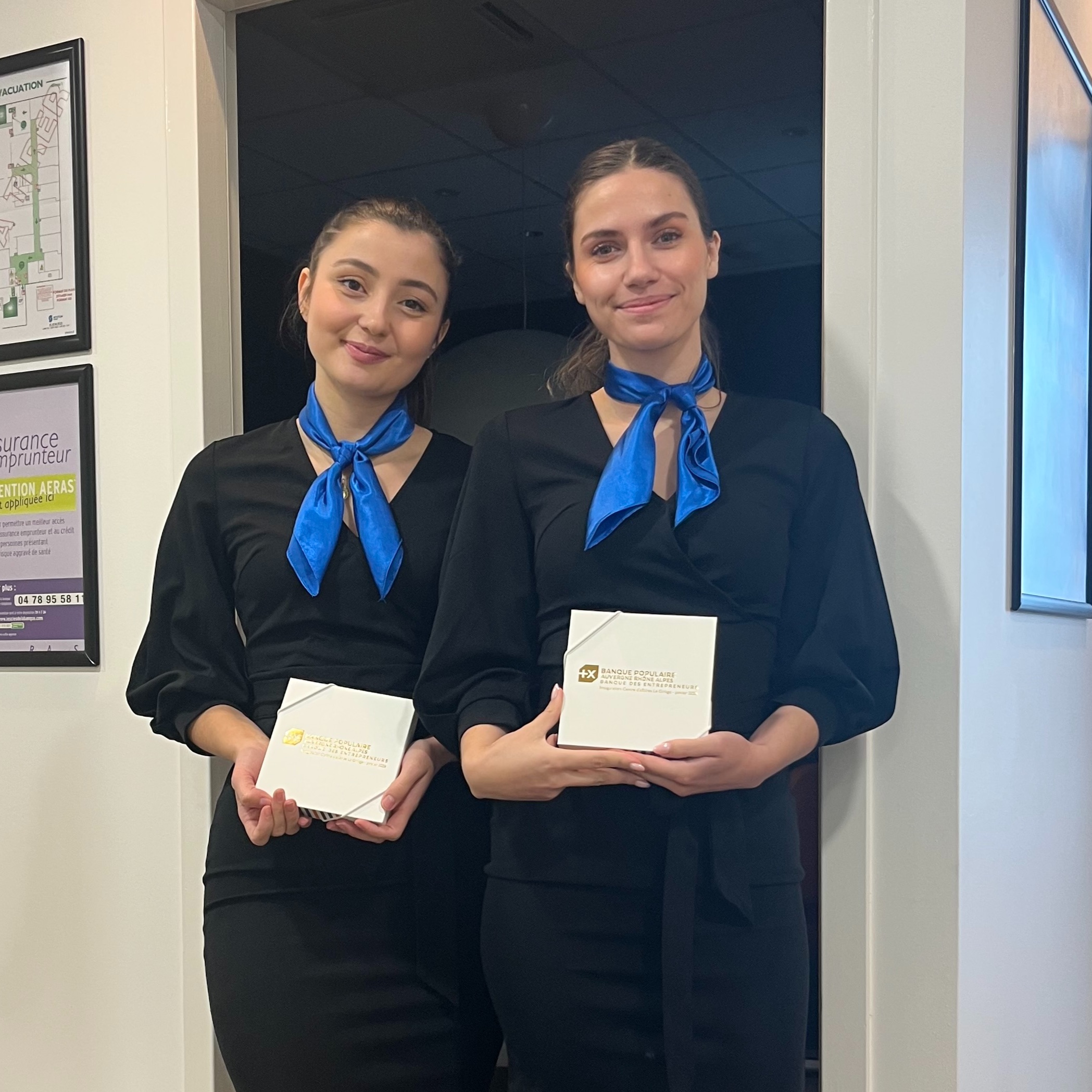 Prestation d’accueil événementiel à Saint-Étienne pour les vœux Banque Populaire : service d’hôtesse, accueil des invités, émargement et orientation. Crown Agency assure des services d’accueil professionnel et d’événement en Auvergne-Rhône-Alpes et partout en France.