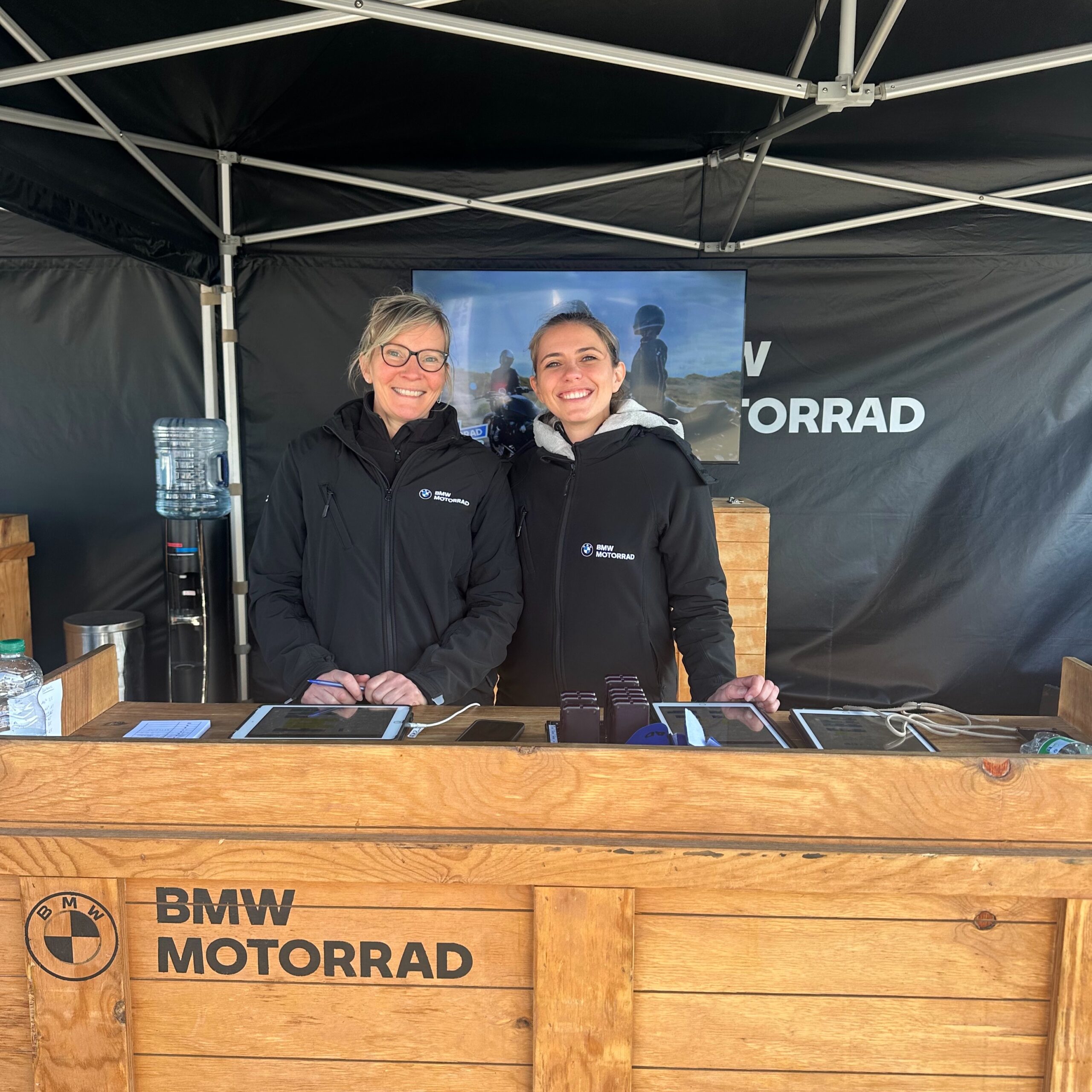 Accueil essais moto BMW, hôtesse salon 2 roues, gestion participants.