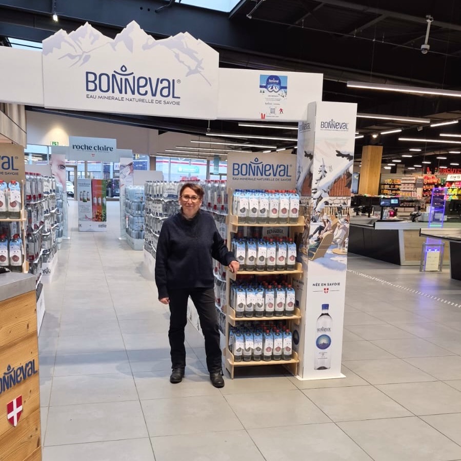 Animation commerciale Crown Agency pour les eaux Bonneval Waters avec dégustation en point de vente au Super U de Bourg-Saint-Maurice.