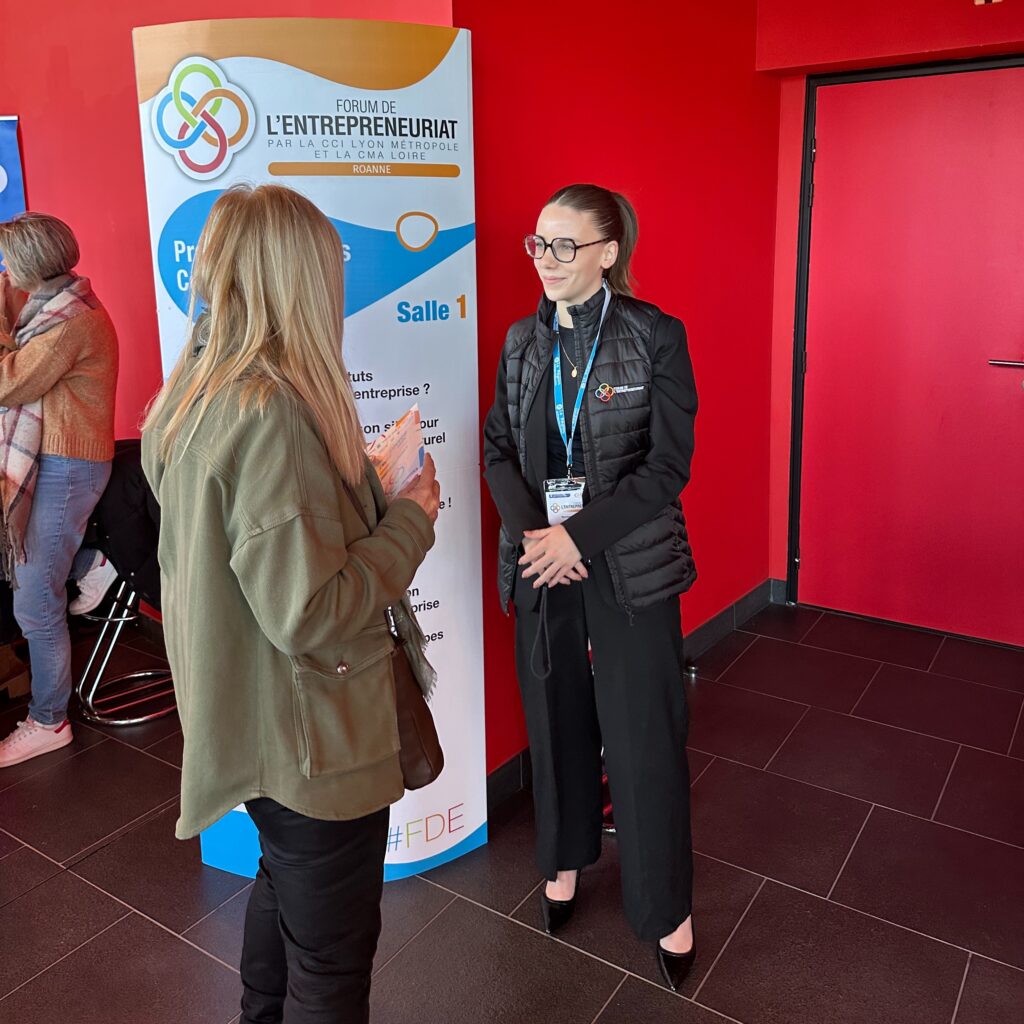 Accueil événementiel forum entrepreneuriat, hôtesse CCI Roanne, scan badges