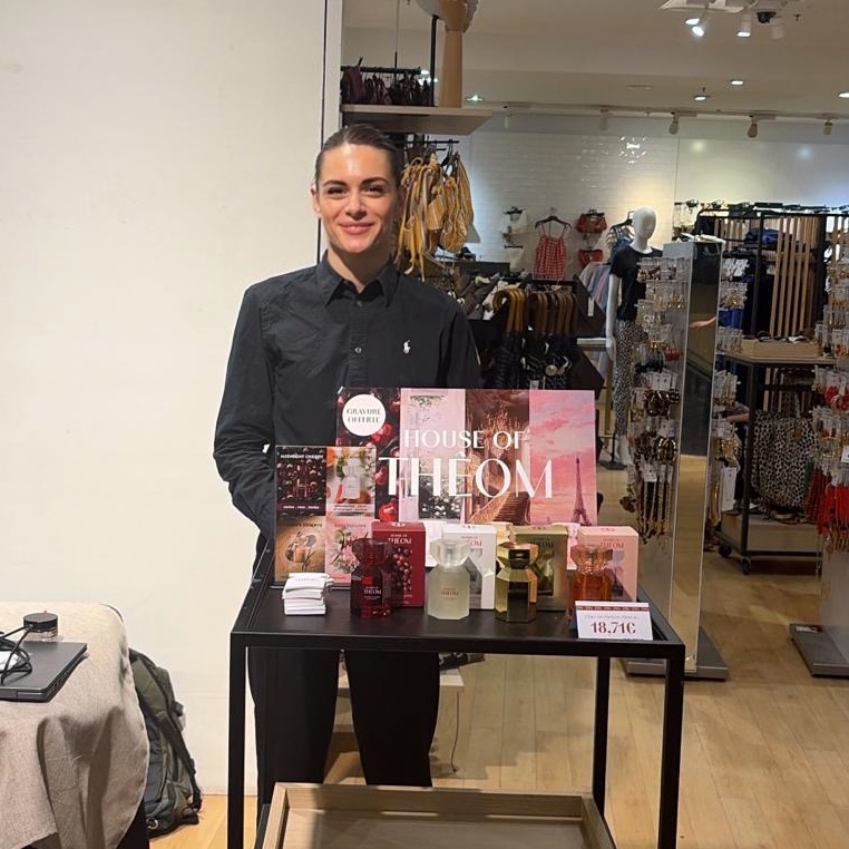 agence-hotesses-crown-agency-house-of-theom-monoprix-paris